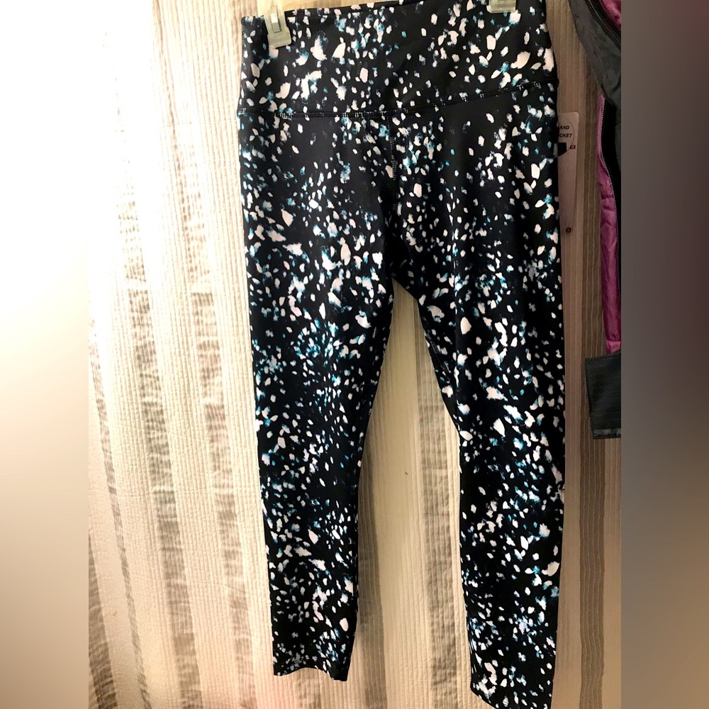 Leggings. 7/8 length. Back waistband pocket.